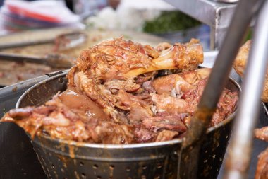 Ciudad de Mexico, Meksika; 1 Kasım 2025: Mexico City 'de meşhur domuz etli taco servisi yapan sokak yemekleri standı.