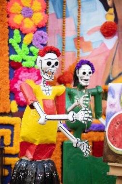 Mexico City, Meksika; 1 Kasım 2024: Coyoacn 'daki Colonia Del Carmen' de Ölüler Günü 'nü kutlamak için sunak ve katrinalar.