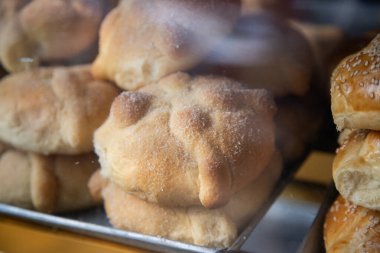 Pan de muertos. Ölüler Günü için geleneksel bir Meksika ekmeği..