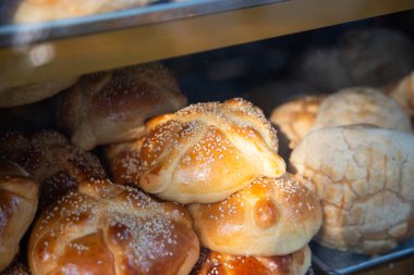 Pan de muertos. Ölüler Günü için geleneksel bir Meksika ekmeği..