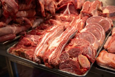 Mexico City, Mexico; 1 Kasım 2025: Mexico City 'deki Mercado de la Merced pazarında taze et satan tezgâhlar.