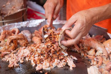 Ciudad de Mexico, Meksika; 1 Kasım 2025: Mexico City 'de meşhur domuz etli taco servisi yapan sokak yemekleri standı.