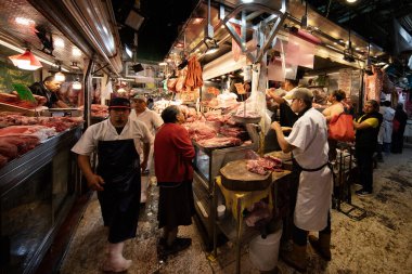 Mexico City, Mexico; 1 Kasım 2025: Mexico City 'deki Mercado de la Merced pazarında taze et satan tezgâhlar.