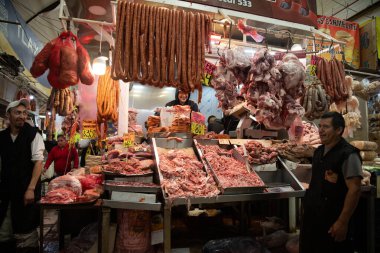 Mexico City, Mexico; 1 Kasım 2025: Mexico City 'deki Mercado de la Merced pazarında taze et satan tezgâhlar.
