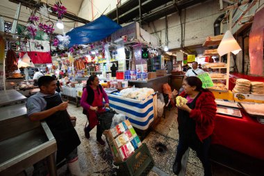 Mexico City, Mexico; 1 Kasım 2025: Mexico City 'deki Mercado de la Merced pazarında atmosfer ve tezgahlar.