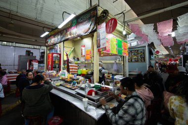Mexico City, Mexico; 1 Kasım 2025: Mexico City 'deki Mercado de la Merced pazarında atmosfer ve tezgahlar.