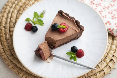 Kırmızı böğürtlenli, böğürtlenli ve ahududulu çikolatalı kek..