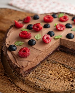 Kırmızı böğürtlenli, böğürtlenli ve ahududulu çikolatalı kek..