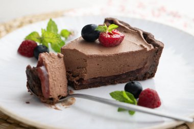 Kırmızı böğürtlenli, böğürtlenli ve ahududulu çikolatalı kek..