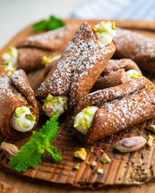 Sicilya usulü krem peynirle doldurulmuş ve üzeri şam fıstığı dilimlenmiş..