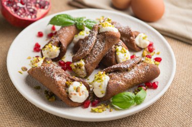 Sicilya usulü krem peynirle doldurulmuş ve üzeri şam fıstığı dilimlenmiş..