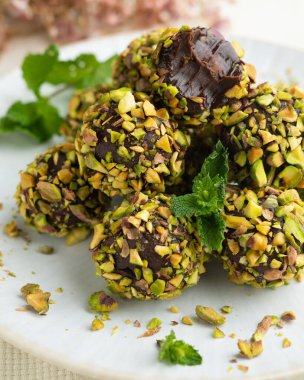 Sicilya fıstıklarıyla kaplı siyah çikolata trüf mantarları..