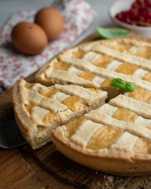 İçinde ricotta peyniri olan İtalyan crostata keki..