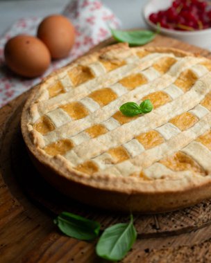 İçinde ricotta peyniri olan İtalyan crostata keki..