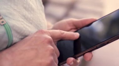 Kulaklıkları ve cep telefonu olan, güzel, olgun bir Latin yönetici. Dizüstü bilgisayarıyla çalışıyor ve günün tadını çıkarıyor. Parkta oturuyor. Öğrenim, merkez ofis..