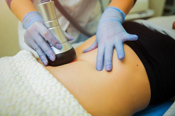 Procédure de massage sous vide dans un salon de beauté — Photo