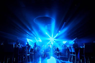 İnsanlar yeraltı bir kulüpte dans, sahne ışık mavi