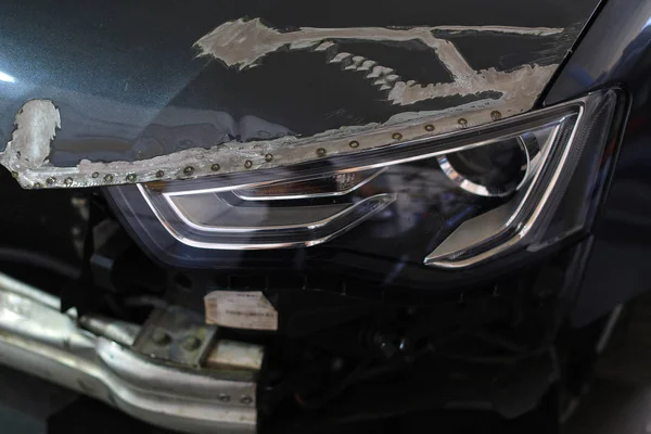Karosserie-Reparatur-Serie Nahaufnahme von grauen Auto wartet auf Neulackierung — Stockfoto