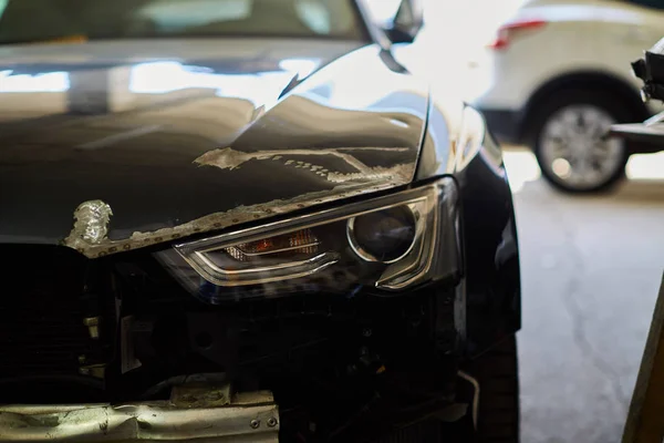 Reparar un coche negro en el garaje — Foto de Stock