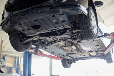 Araba tamiri için servis otomatik kaldırma, mekanik garajında, yakın çekim