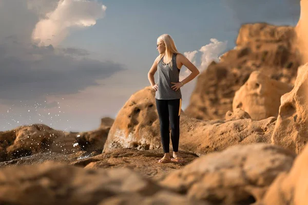Mujer Joven Pie Parte Superior Roca Mirando Orilla Del Mar —  Fotos de Stock