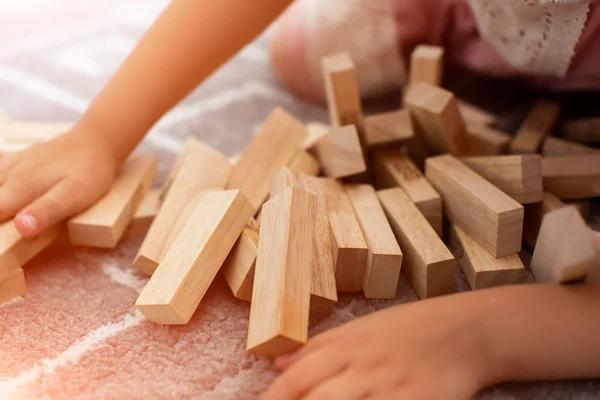 Cierre la mano sostiene los bloques del árbol de juego. El concepto de riesgo — Foto de Stock