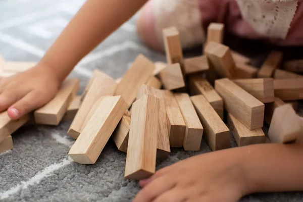 Un niño está jugando con bloques de juguete de madera . —  Fotos de Stock