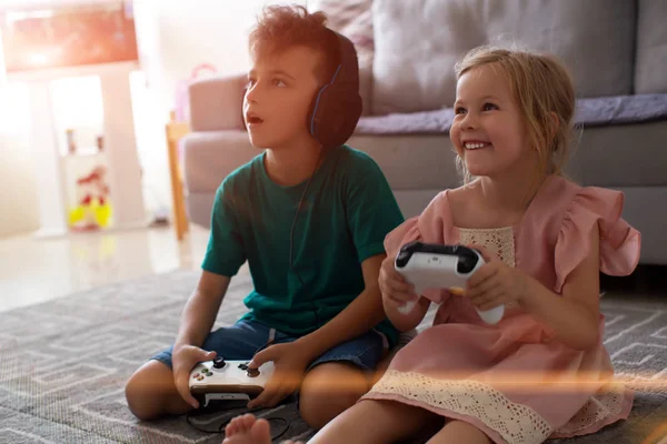 Broer en zus spelen videogames — Stockfoto
