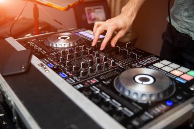 dj mikser ile çalışan bir genç adam. eller sığ odak.