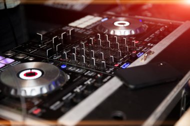 Seçici odak Pro dj Kumanda cihazı. Resepsiyon Ibiza house müzik parti gece kulübünde renkli disko ışıkları ile karıştırma Dj konsolu cd mp4 deejay.