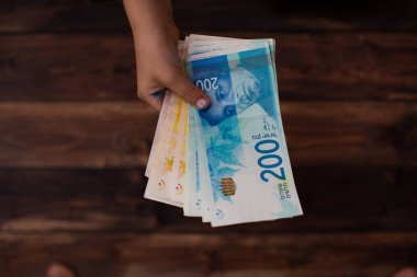 Çocuk 200 şekel ve 100 shelley sayım hesaplarında eller