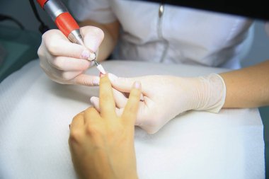 Manikür, güzellik salonları, profesyonel eser kaldırma çivi testere ile kesme