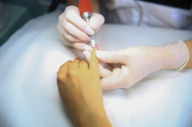 Manikür, güzellik salonları, profesyonel eser kaldırma çivi testere ile kesme