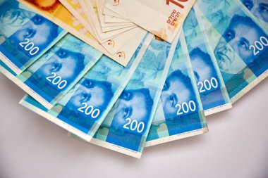 Beyaz arka plan üzerinde izole raptiye ile yeni sheqalim yığını.