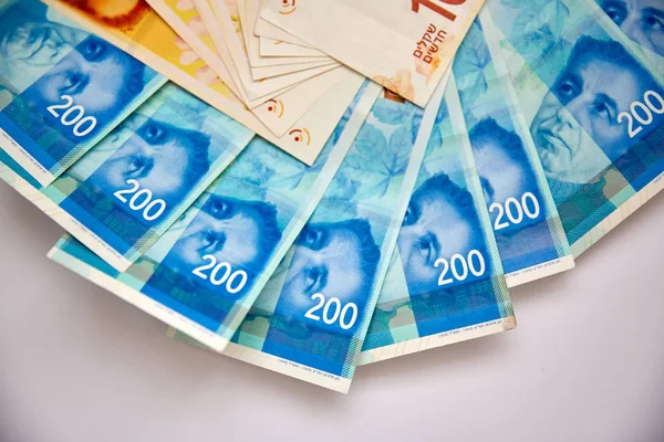 Beyaz arka plan üzerinde izole raptiye ile yeni sheqalim yığını