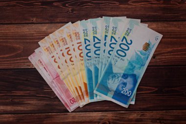 Yığın İsrail para faturaları 200, 100, 50 şekel.