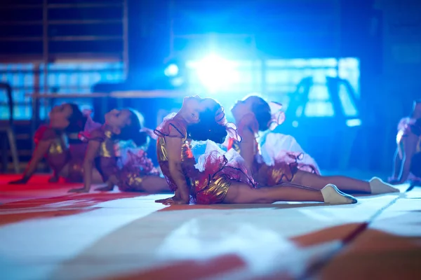 İsrail gösteri küçük akrobatları performansını.