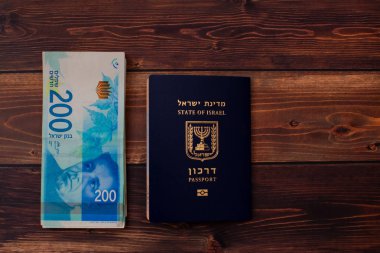 İki yüz İsrail Şekeli faturaları ile birlikte İsrail pasaportu hayranıyım