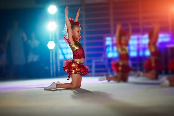 Menina de 5 anos fazendo exercícios de dança no chão — Fotografia de Stock