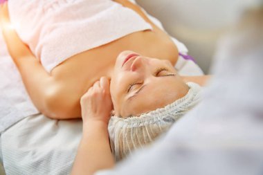 güzel bir kadın yüz masajı alma