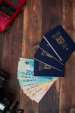 İsrail para faturaları 200 şekel ve İsrail pasaportu yığını