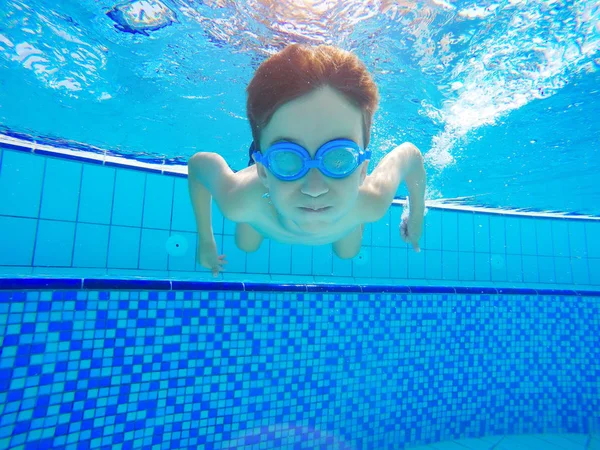 Niño Feliz Nadar Bucear Bajo Agua Golpe Pecho Del Niño —  Fotos de Stock