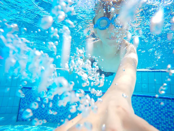 Unterwasser-Aufnahme von schwimmendem Jungen dreht Runden im Pool — Stockfoto