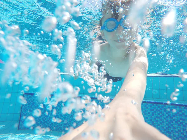 Menino nada debaixo d 'água na piscina — Fotografia de Stock