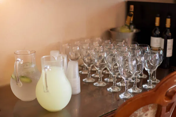 Окуляри з напоями на столі — стокове фото