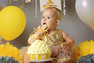 onun ilk doğum günü pastası parmak alay meraklı bebek çocuk