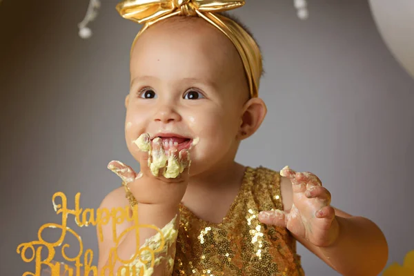 Linda niña comiendo su primer pastel de cumpleaños —  Fotos de Stock