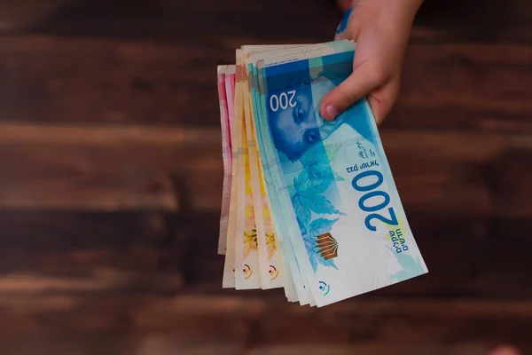 İsrail Yeni Şekeli banknot bir grup ellerinde tutan kadın