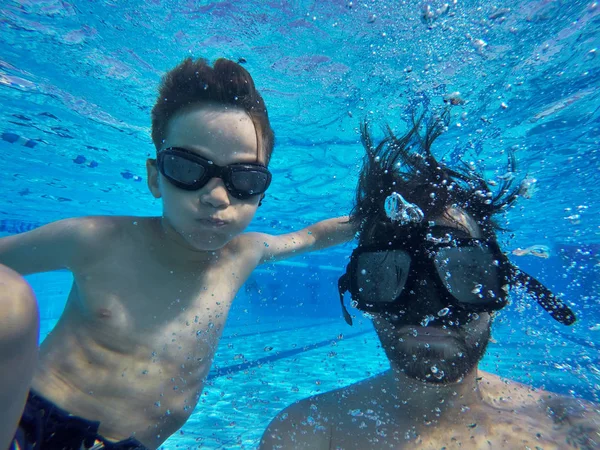 Natação família, pai e filho na água, piscina — Fotografia de Stock