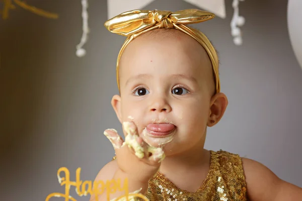 Menina Bonito Comer Seu Primeiro Bolo Aniversário — Fotografia de Stock